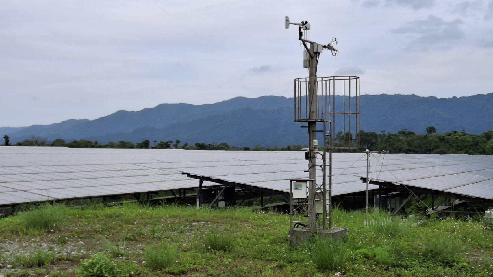 花檢綠能訪視小組視察綠能場 花蓮首座大型光電場完工售電