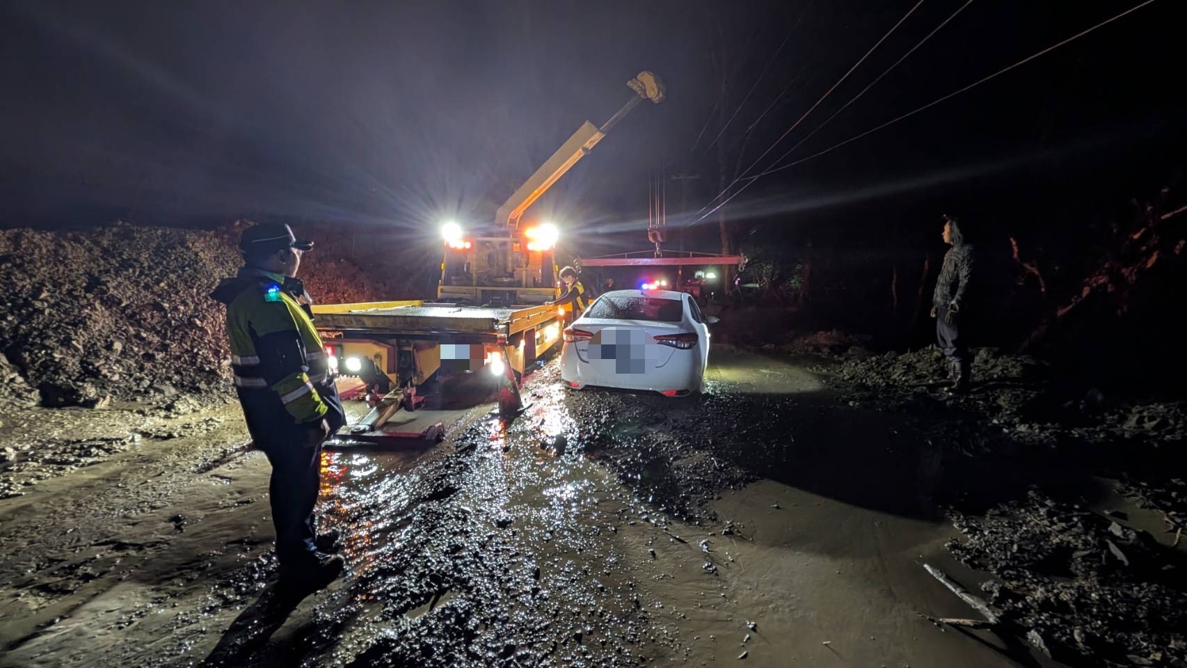 以色列夫妻中橫遇土石流車輛受困山區　三星暖警協助脫困