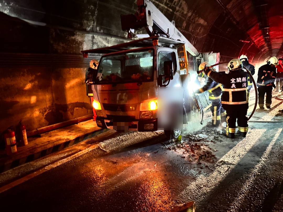 台電工程車於台9線新澳隧道火燒車　封路撲滅恢復正常通行