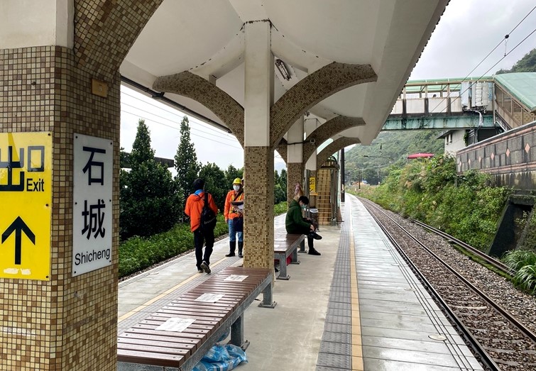 64歲男闖入台鐵石城站軌道遭撞慘死　部分列車延誤