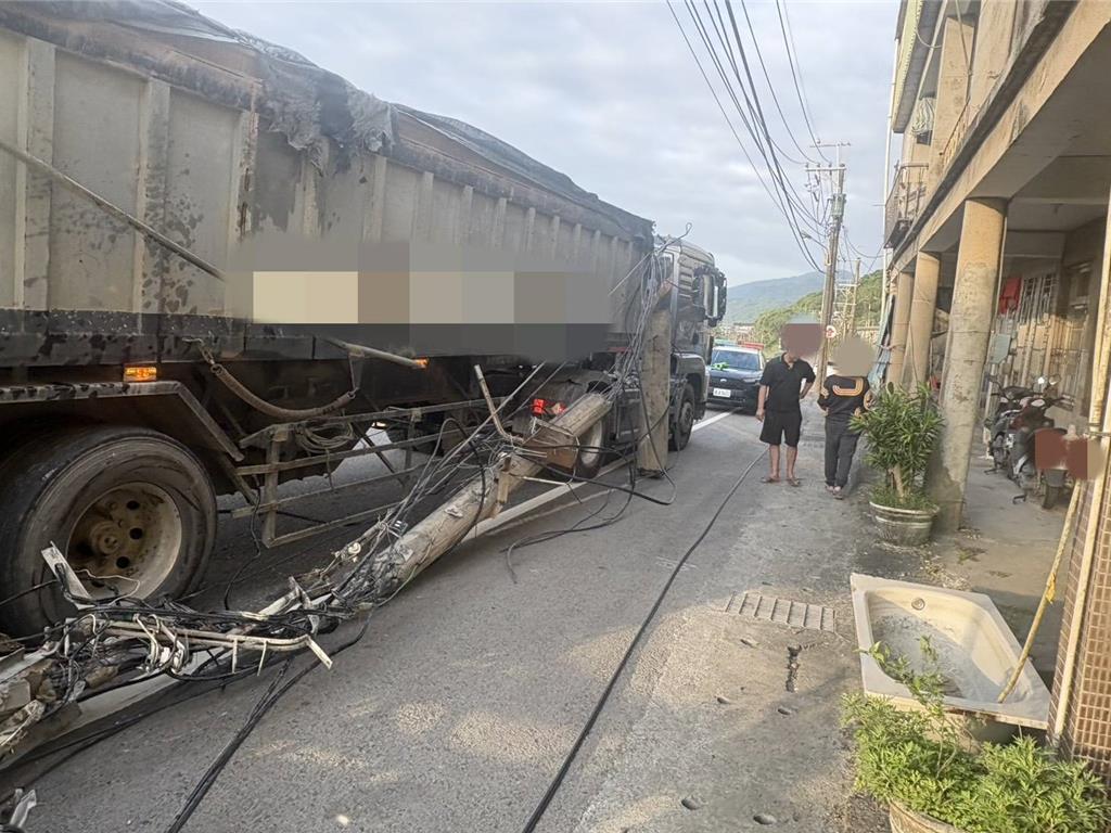 台2線頭城石城火車站前砂石車撞毀電桿　114戶大停電