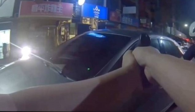 42歲楊男逆向拒檢宜警拔槍　駕駛衝撞警車逃逸後落網