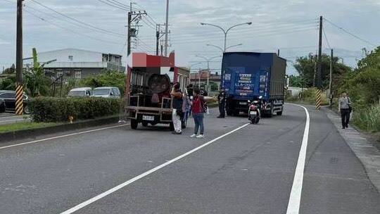 遶境鞭炮掉車內７旬老翁急跳車遭撞命危　租賃車掛假牌拒檢衝撞警轟１１槍仍被逃走