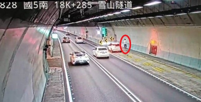 雪隧男子情緒不穩「避車彎下車」　行走於外側廊道上國道警開罰