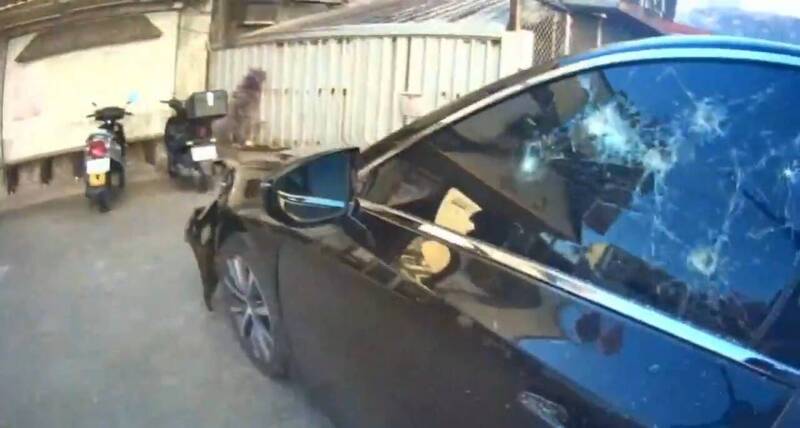酒駕男撞路邊車竟落跑還找友頂替 警拔槍破窗驚險逮人 酒駕男撞路邊車竟落跑還找友頂替 警拔槍破窗驚險逮人