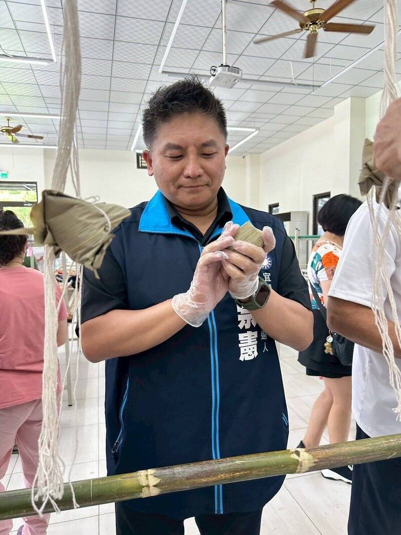 吳宗憲陪社區民眾包肉粽與長青食堂長輩共餐　林國漳拋出四大願景