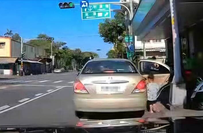 4歲女童未上車即起步致跌倒　阿姨涉無照5項違規