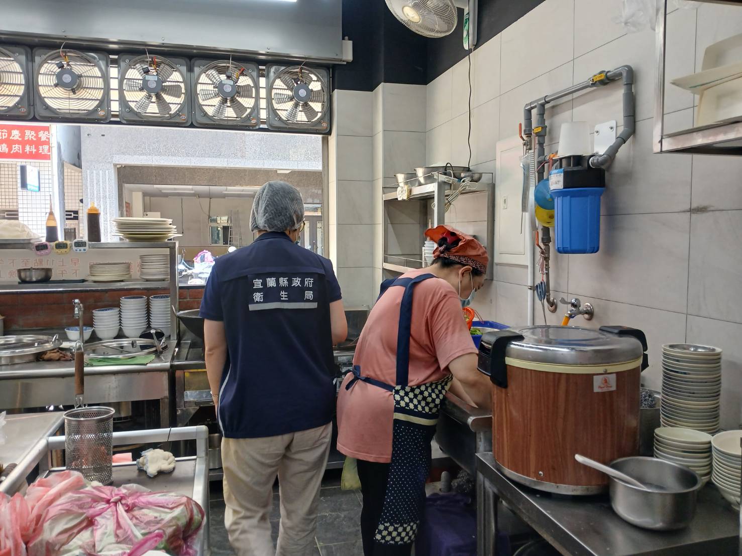 小吃店煮水餃大鍋裡撈出塑膠袋　宜縣衛生局查獲多項缺失