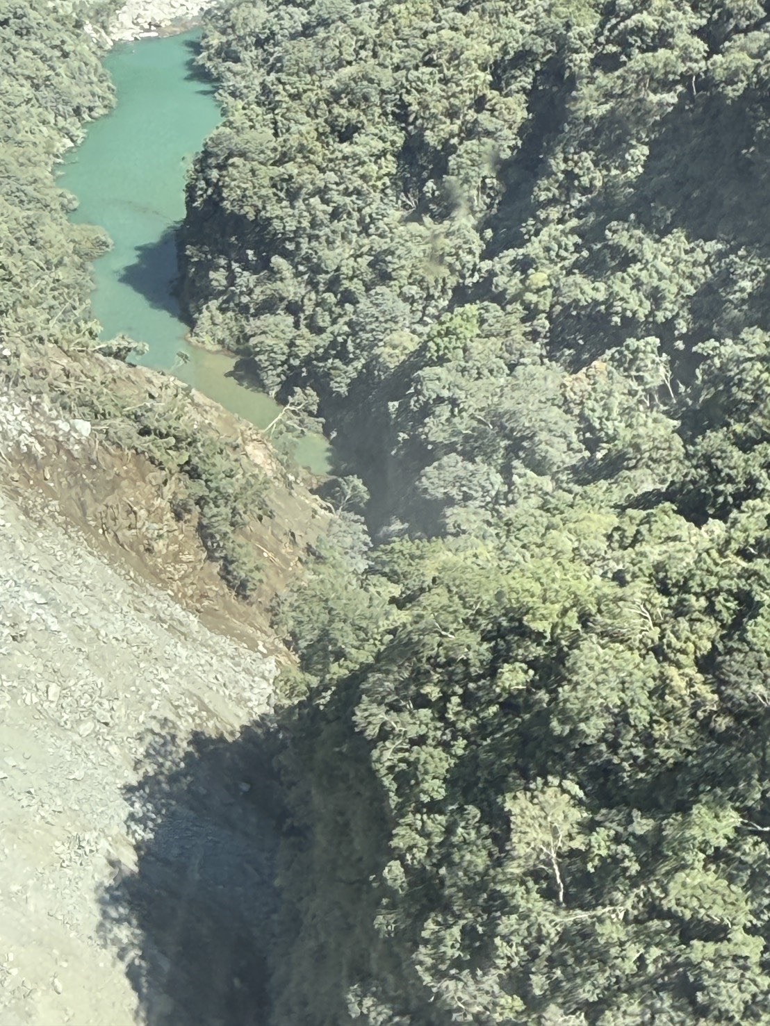 萬里溪上游大崩塌  黑鷹直升機空勘驚見巨型堰塞湖蓄水恐達 600 萬方
