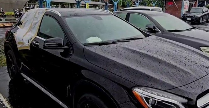 颱風夜後車窗沒關 宜蘭暖心男為賓士車貼車窗擋風雨 颱風夜後車窗沒關 宜蘭暖心男為賓士車貼車窗擋風雨