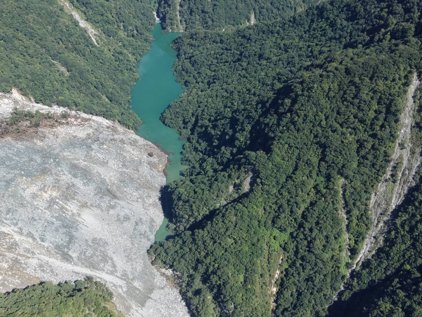 萬里溪堰塞湖蓄水達9成逼近溢流  預估未來兩天將達可能溢流的水位