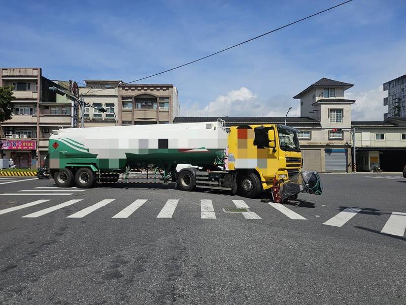 視線死角釀禍　油罐車吞噬電輔車、8旬婦命大躲死劫
