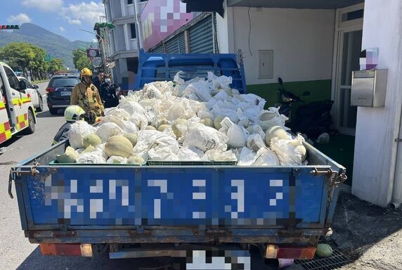 巴威來襲前搶收哈密瓜　7旬翁駕貨車偏離車道撞待轉機車釀3傷