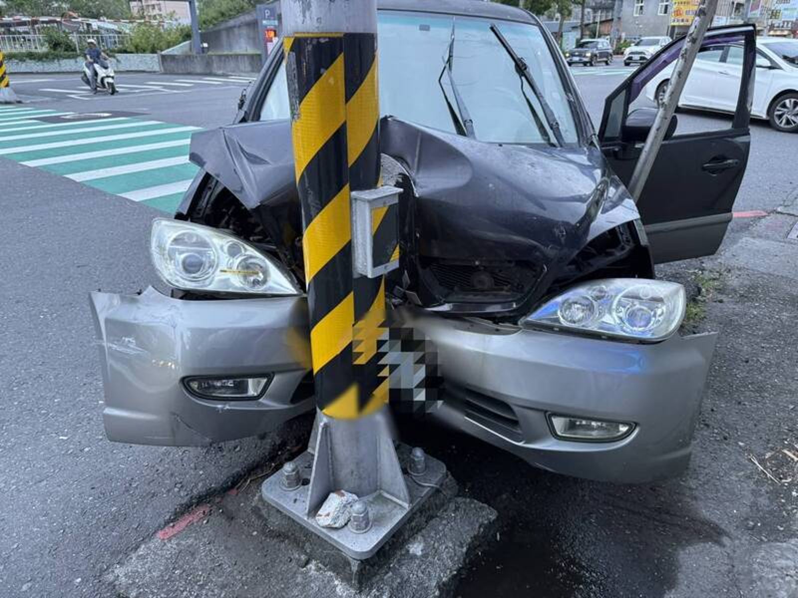 礁溪鬧區轎車過彎失控自撞號誌桿　女駕駛疑身體不適失控撞車又撞牆車內2女童驚魂送醫
