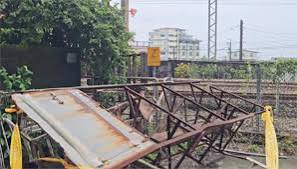 台鐵礁溪車站旁飯店舊招牌鐵架倒塌　區間快擦撞受損延誤影響40人