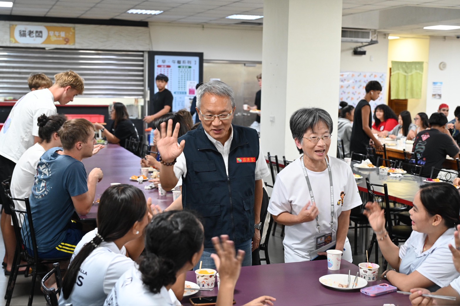 童玩節12日持續休園　林茂盛赴國際表演團宿舍加菜慰問7國團員