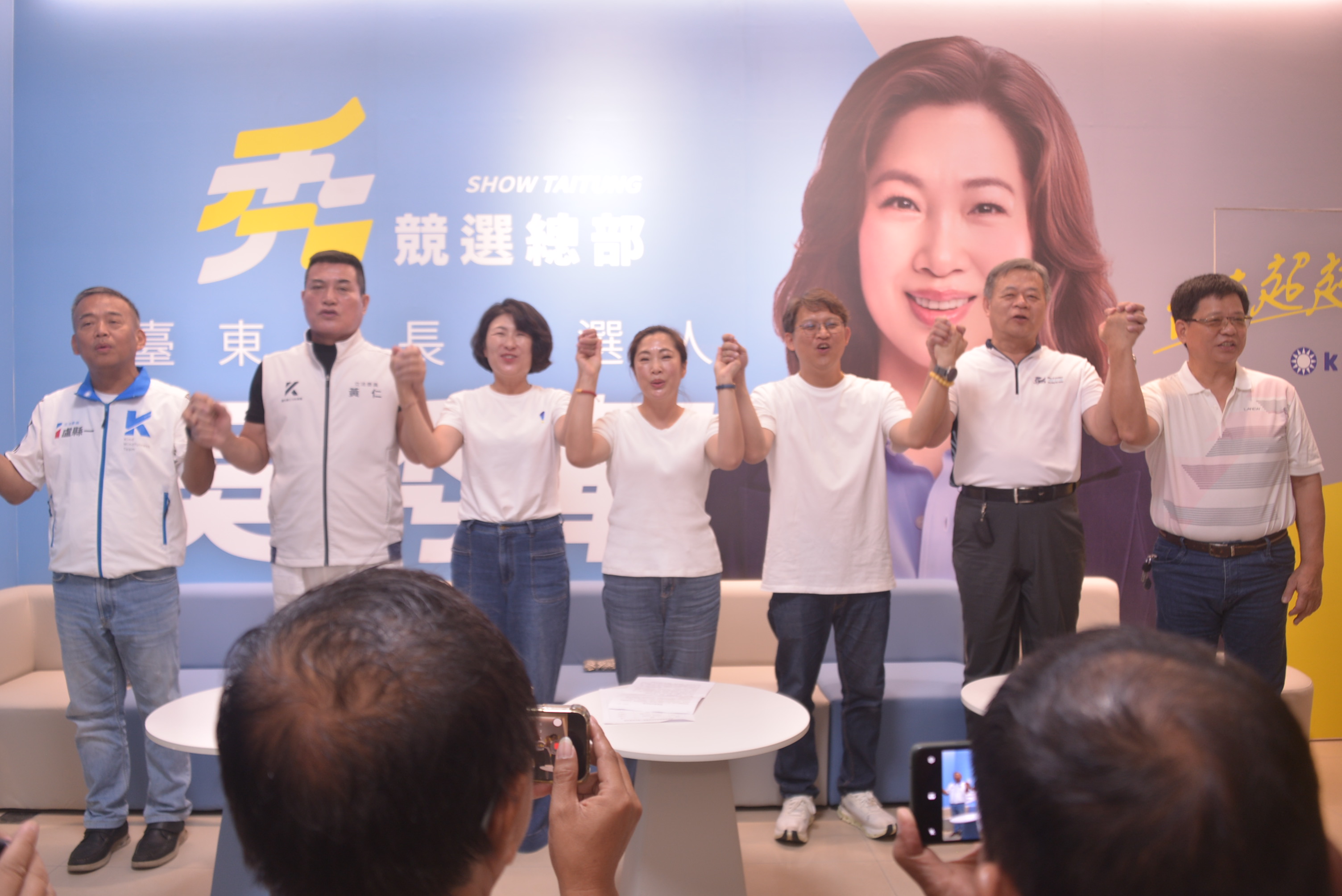 臺東縣長候選人吳秀華競選團隊亮相　饒慶鈴擁抱送「凍蒜」、黃健庭隔海力挺