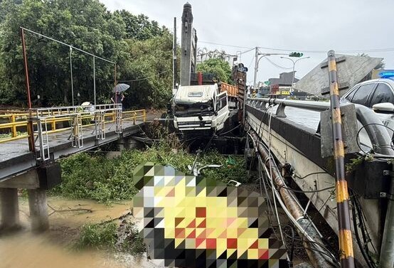 宜蘭2起車禍　男子羅東鬧區毒駕、曳引車失控插橋頭旁水溝