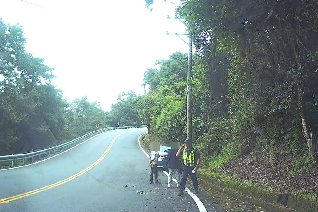 手煞車鬆脫自小客車輪　滑落山溝星警協助脫困