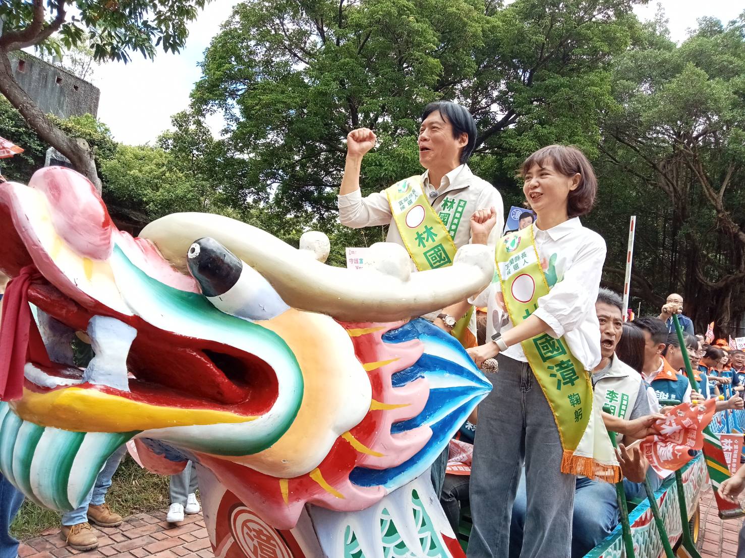 林國漳由妻子陪同划陸上龍舟 完成宜蘭縣長參選登記 林國漳由妻子陪同划陸上龍舟 完成宜蘭縣長參選登記