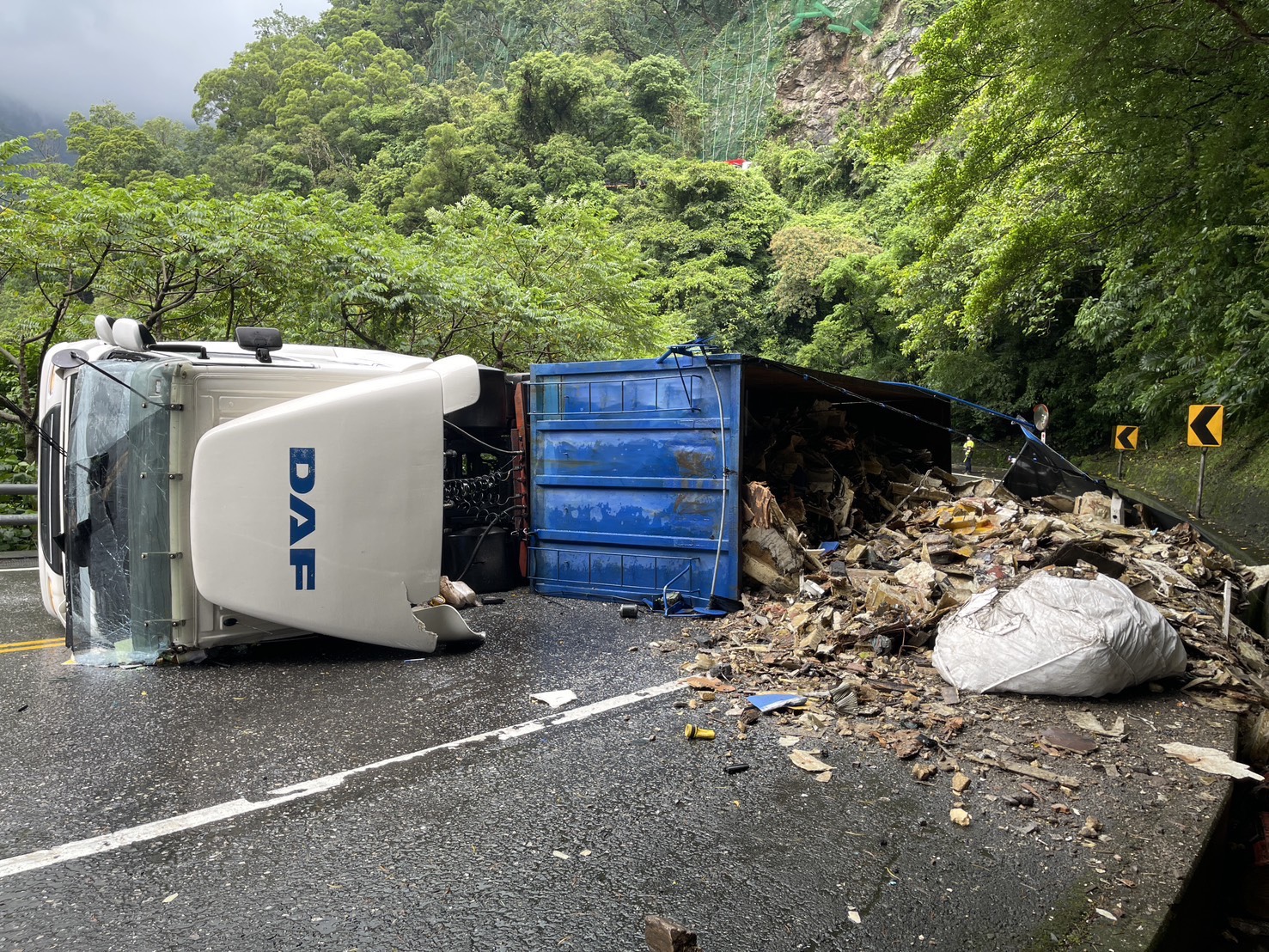 蘇花公路大貨車翻覆滿地廢料　中橫宜蘭支線高麗菜貨