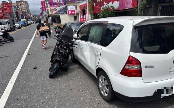 2車碰撞失控撞毀校門棚架　2機車搶快猛撞波及路停轎車3人噴飛送醫