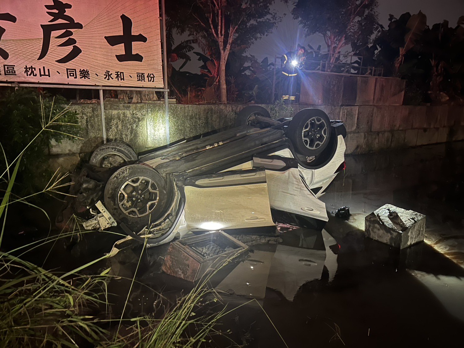 宜蘭員山休旅車自撞翻落田間四輪朝天　一家5口送醫