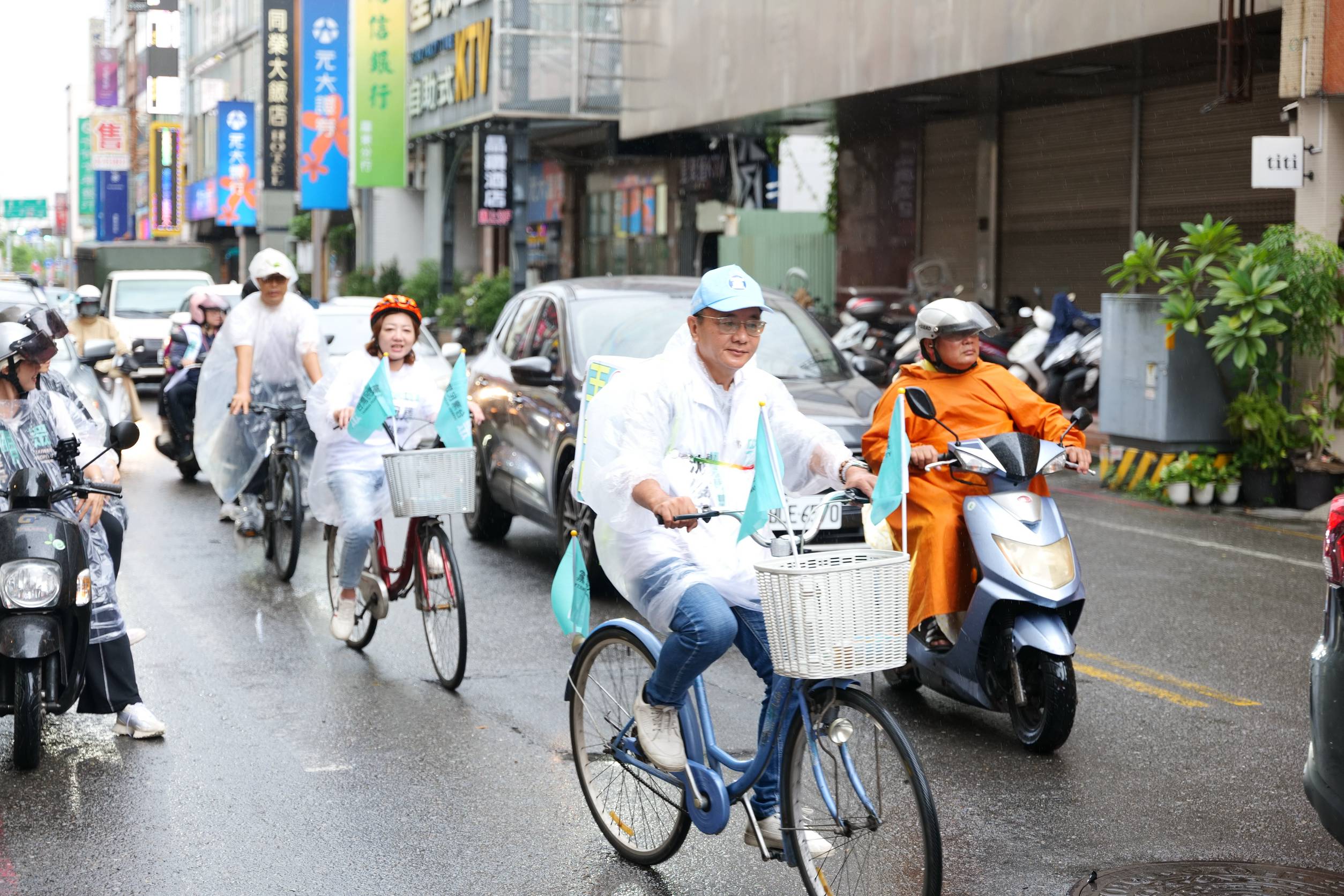 柯文哲陪吳宗憲風雨中掃街 吳喊「宜蘭是全台藍白合最強示範區」 柯文哲陪吳宗憲風雨中掃街 吳喊「宜蘭是全台藍白合最強示範區」