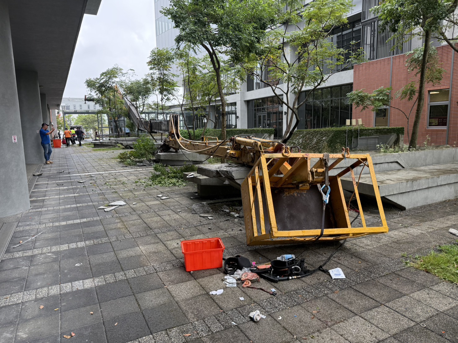 宜科園區大型吊車重心不穩翻覆　洗牆工人高空墜落1死1重傷