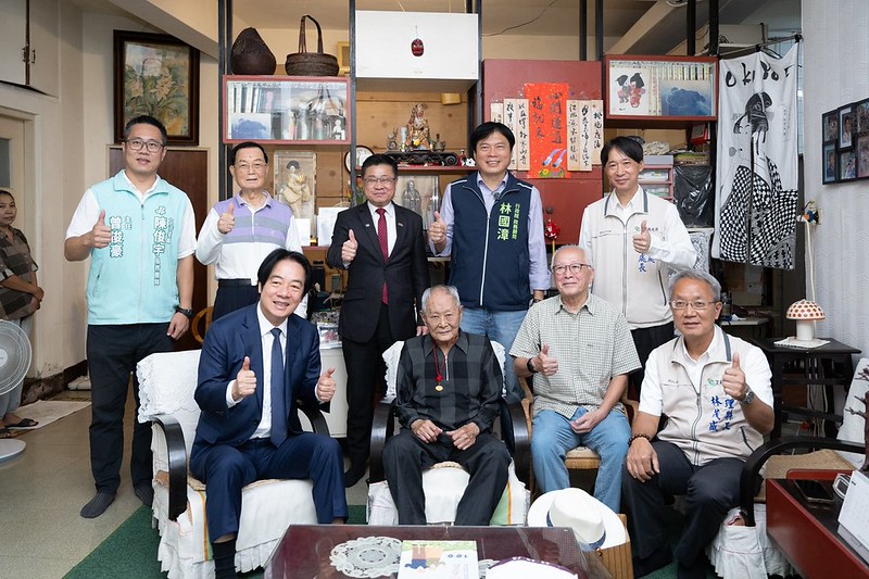賴清德赴宜蘭探視2位百歲人瑞　贈金鎖祝身體安康