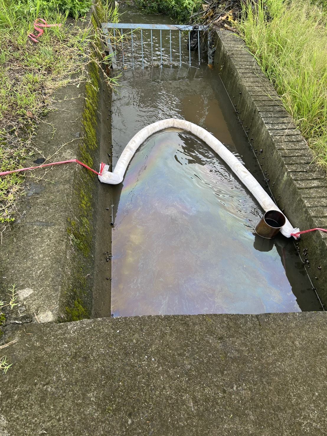 宜蘭壯圍溝渠漂「彩虹色」油污竟是柴油汙染　環保局追查源頭
