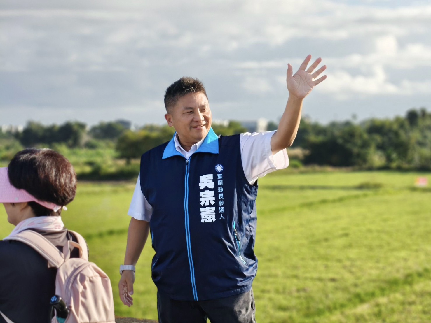 吳宗憲推出創意「憲餅」　咬出幸福幸運籤，宣示做宜蘭鄉親的靠山