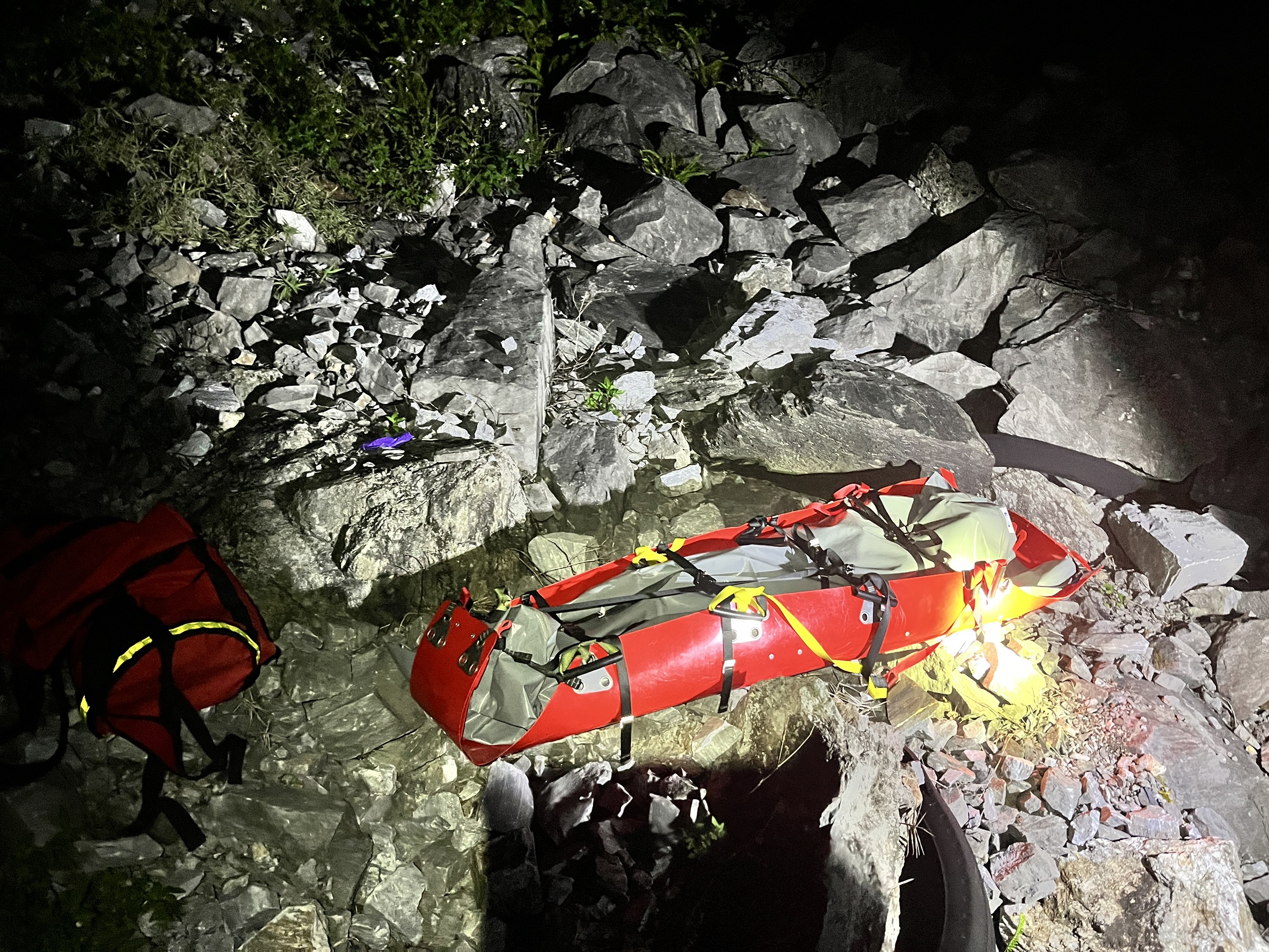 台９丁線驚見男屍警消合力搬運上路面　疑為９月出現騎機車停路旁的林男