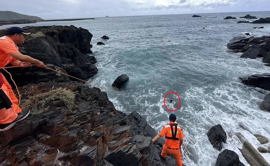 男童到豆腐岬游泳漂浮海面待援　海巡及時拋繩救回