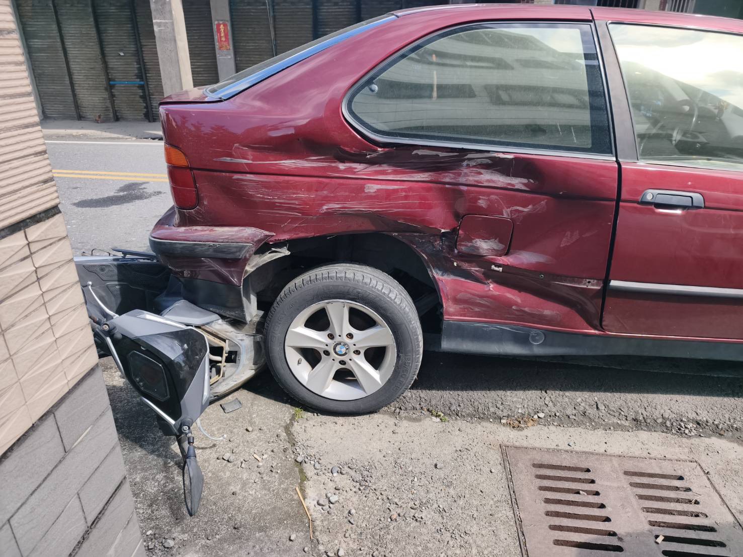 BMW違規闖紅燈撞上新竹一家遊宜蘭的黑車　機車女騎士也遭殃受困3人送醫