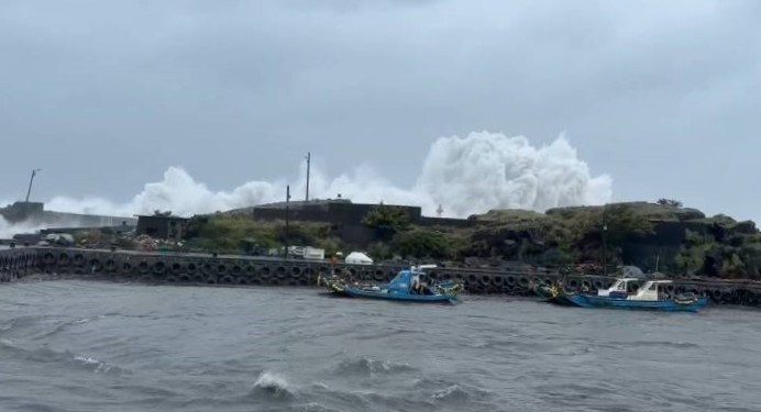 頭城大溪漁港防波堤延長60m工程擋不住薔琵巨浪　縣府：研議必要改善措施
